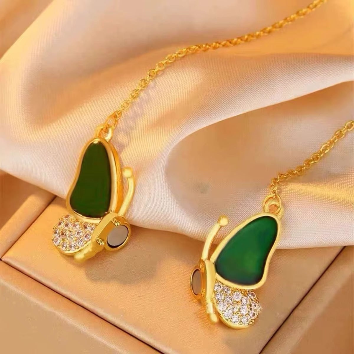 قلادة فراشة متغيرة اللون | فلاتر إكس